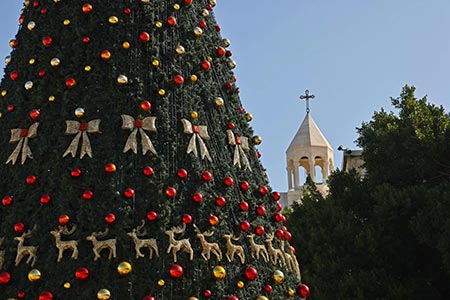 اضاءة شجرة الميلاد في بيت لحم بغياب المحتفلين بسبب تقييدات الكورونا GettyImages-1229925565