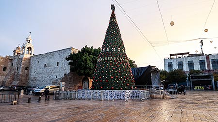  اضاءة شجرة الميلاد في بيت لحم بغياب المحتفلين بسبب تقييدات الكورونا GettyImages-1229957701