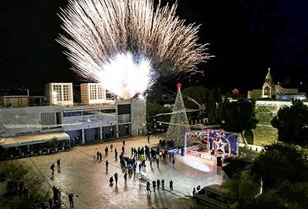  اضاءة شجرة الميلاد في بيت لحم بغياب المحتفلين بسبب تقييدات الكورونا GettyImages-1229958604