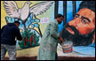 فنانون فلسطينيون يرسمون جدارية للأسير هشام أبو هواش في غزة