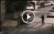 فيديو : شاب يقف امام بيت في عرابة ويطلق النار عدة مرات
