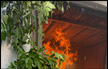 النيران تشب في أحد المخازن بسوق الاربعاء في مدينة الرملة 
