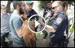 شرطية توقف مستوطنا يحمل ‘ جدي ‘ عند أسوار القدس القديمة