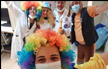 طلاب مدرسة التهريج الطبي في شنايدر يوزعون كعك العيد على الأطفال المرضى