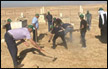 ‘أوقاف 48‘ تنظم معسكر عمل في مقابر منطقة البحيرة (مطار نباطيم) في النقب