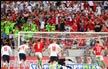صيحات الاستهجان ضد لاعبي إنجلترا خلال الجثو على الركبة في المجر