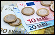 اليورو يهبط والدولار يصعد بعد أن أكد باول مجددا على تشديد السياسة النقدية