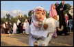 الفلسطينيون في غزة والقدس يحتفلون بالعيد بتوزيع الحلوى