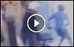 فيديو | مشتبهان يسرقان مسدسا من حارس بقالة في بيتح تكفا